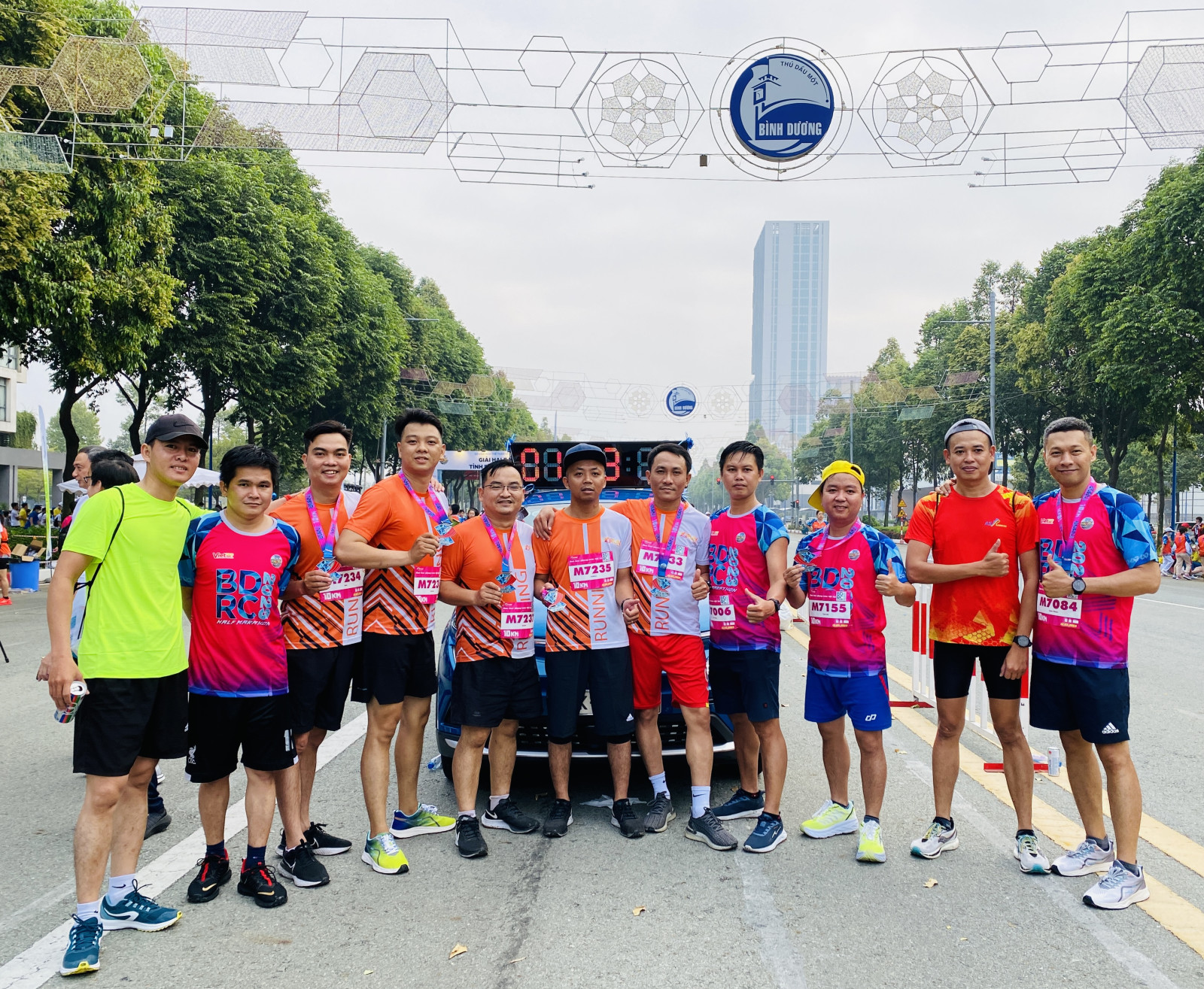 Một nhóm các thành viên đam mê môn Marathon vui mừng sau khi cùng nhau hoàn thành những cự ly thi đấu tại giải. 