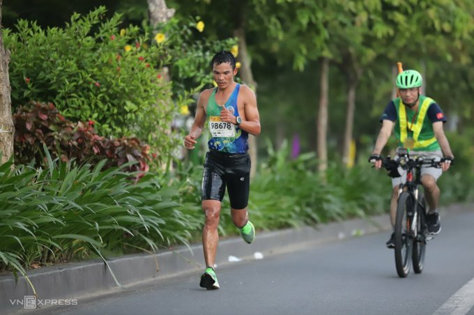 Lê Văn Tuấn trên đường chạy 42km tại VM Hạ Long 2022 - Nơi Anh về nhì, sau đồng đội tuyển thủ Quốc Gia Đỗ Quốc Luật. Ảnh: Ngọc Thạnh 